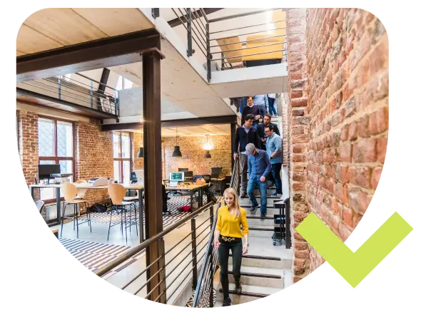 imagen personas bajando escalera de oficina